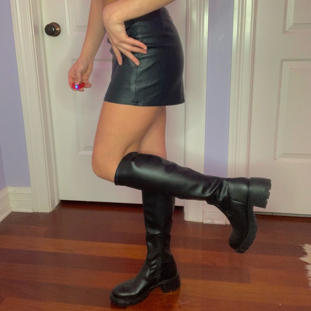 Steve Madden Knee high leather platform boots size 8